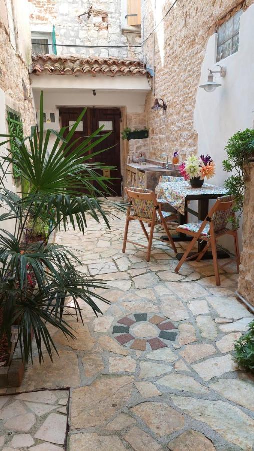 Studio With Garden In Rovinj Bagian luar foto